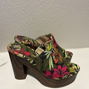 Jessica Simpson women’s size 6.5. Rarely worn, super comfy wedge.
